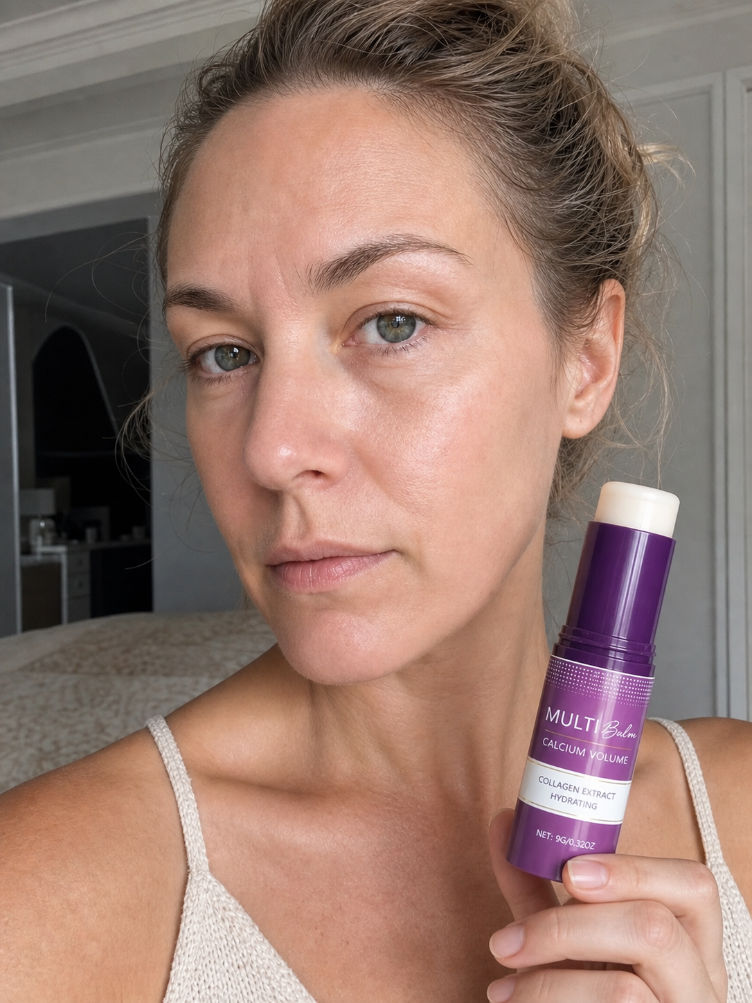 En kund som använder en produkt från Svenska Beauty